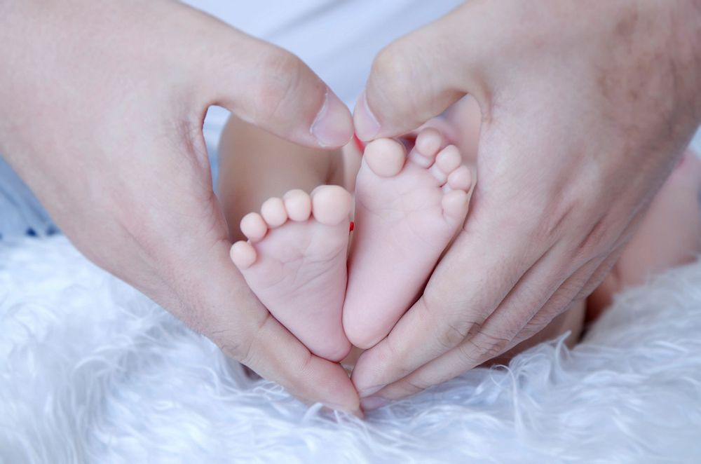 Free father holding baby's feet image, public domain CC0.
