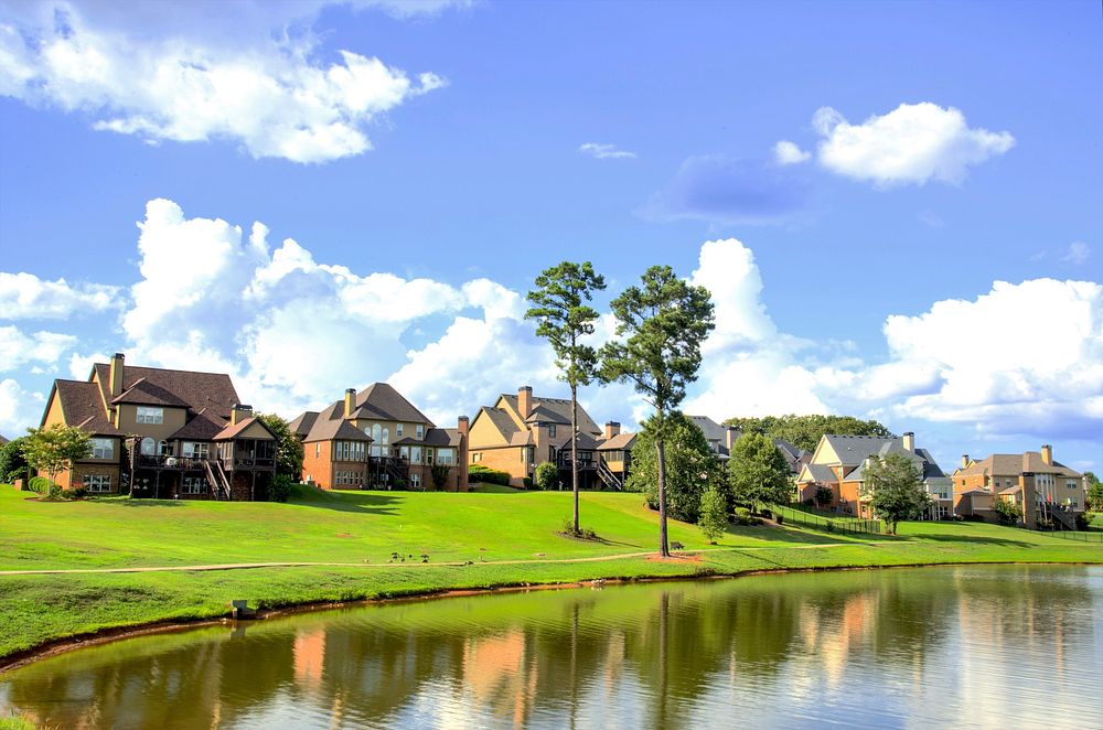 Free houses near lake image, public domain CC0 photo.