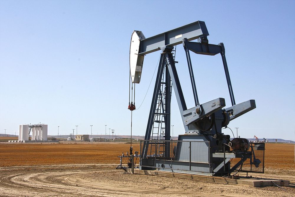 Free drilling rig, oil field photo, public domain crane CC0 image.