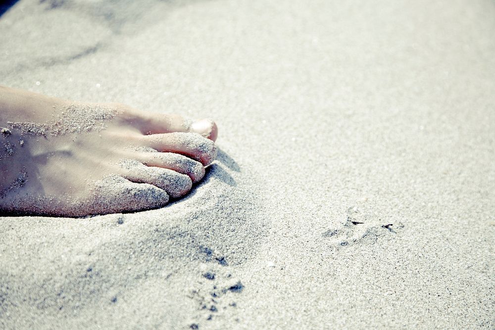 Feet in sand, free public domain CC0 photo