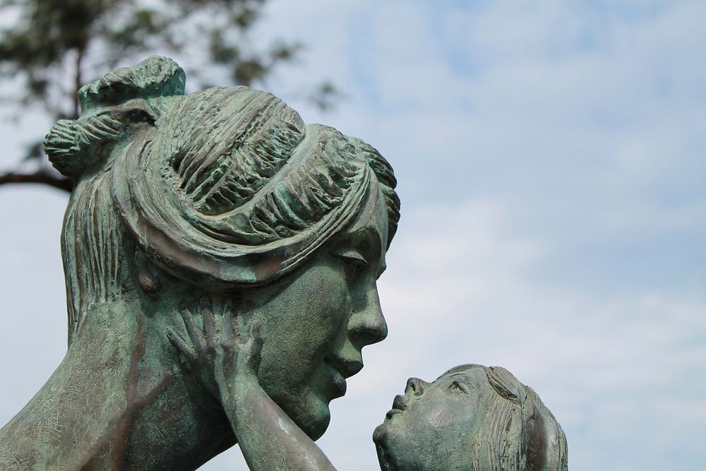 Mother and child statue, free public domain CC0 image.