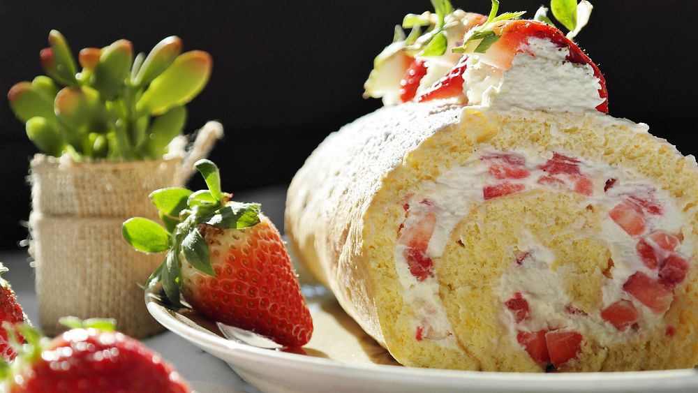 Strawberry roll cake image, free public domain CC0 photo.