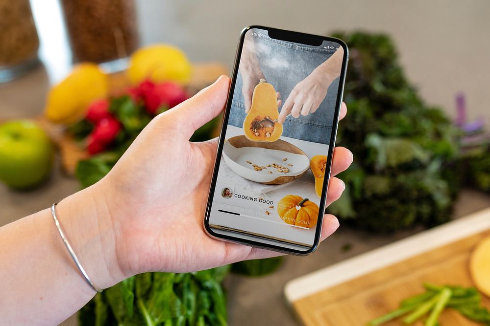 Cooking recipe guide on mobile phone