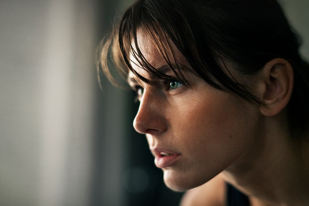 Focused sporty woman at the gym