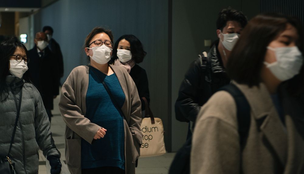 Commuters wearing disposable masks hoping to prevent the spread of corona virus (COVID-19) on February 27th, 2020. Yokohama…