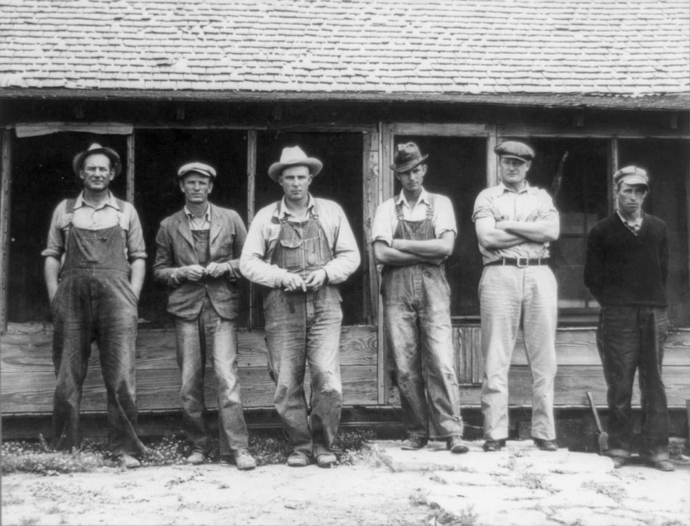 Former Texas tenant farmers displaced by power farming. Sourced from the Library of Congress.