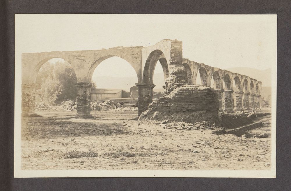 Gezicht op de ruïnes van Mission San Juan Capistrano (1928) by anonymous