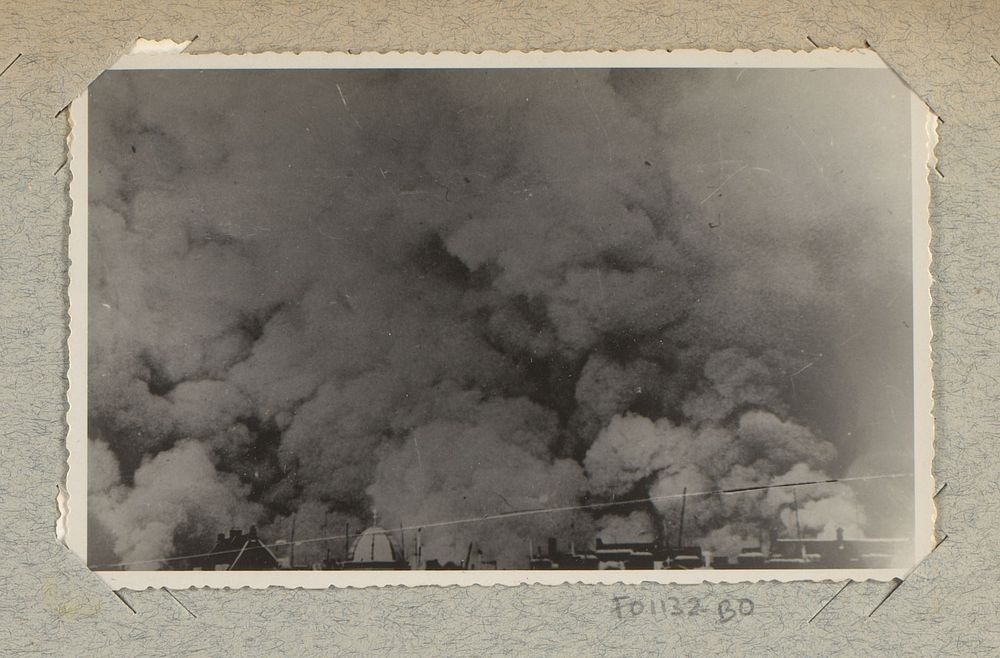 Rookwolken boven Rotterdam (c. 1940) by J Nolte