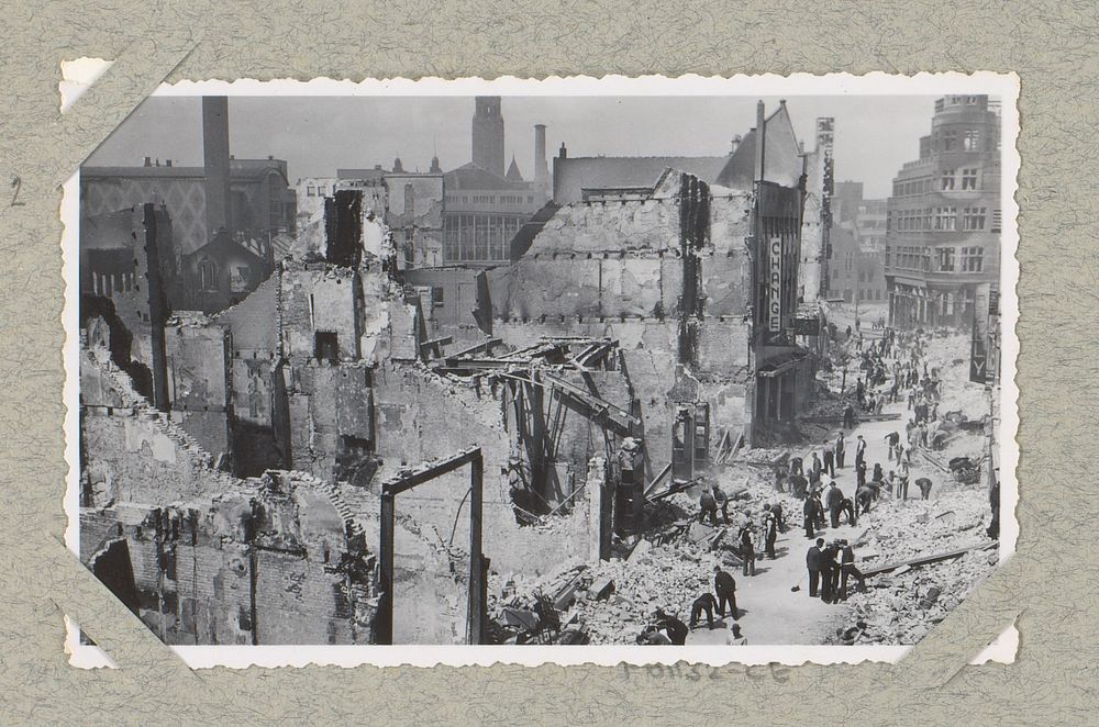 Puinruimers bij de ruïnes aan de Korte Hoogstraat te Rotterdam (c. 1940) by J Nolte