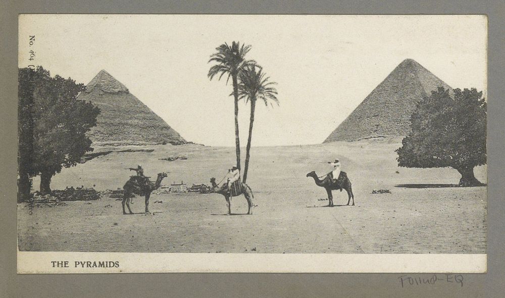 Mannen op kamelen met op de achtergrond piramides in Egypte (c. 1895 - in or before 1905) by anonymous and Lichtenstern and…
