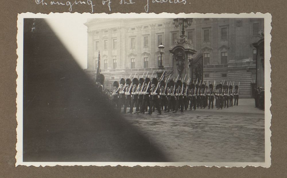 Wisseling van de wacht voor Buckingham Palace (1932) by anonymous