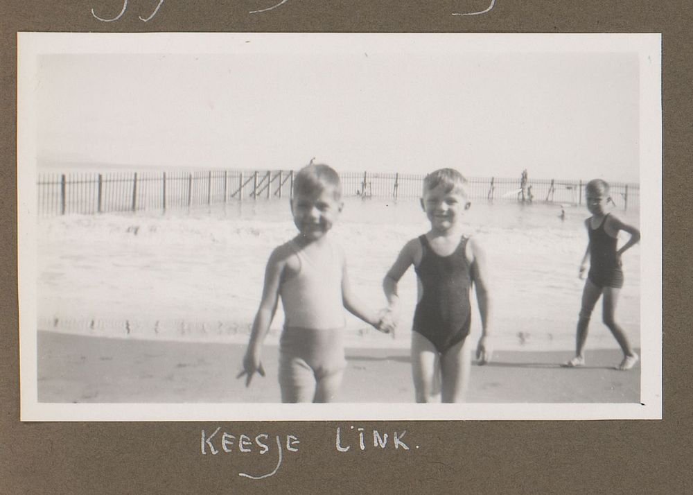 Portret van Keesje Link en twee andere kinderen op het strand (1934) by anonymous