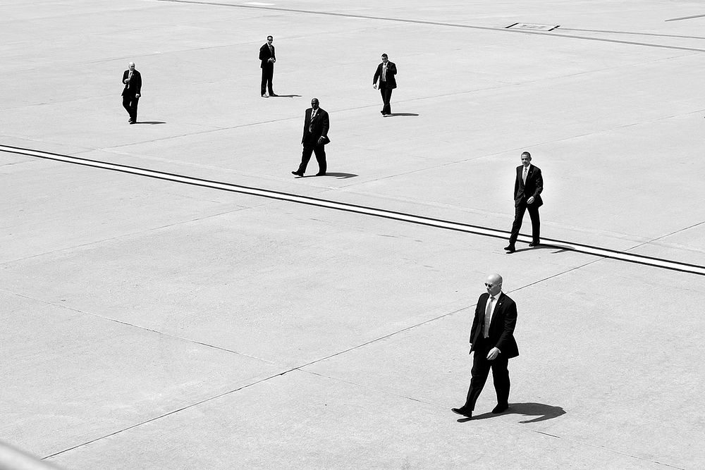 President Barack Obama walks with U.S. Secret Service agents to Air Force One at Los Angeles International Airport in Los…
