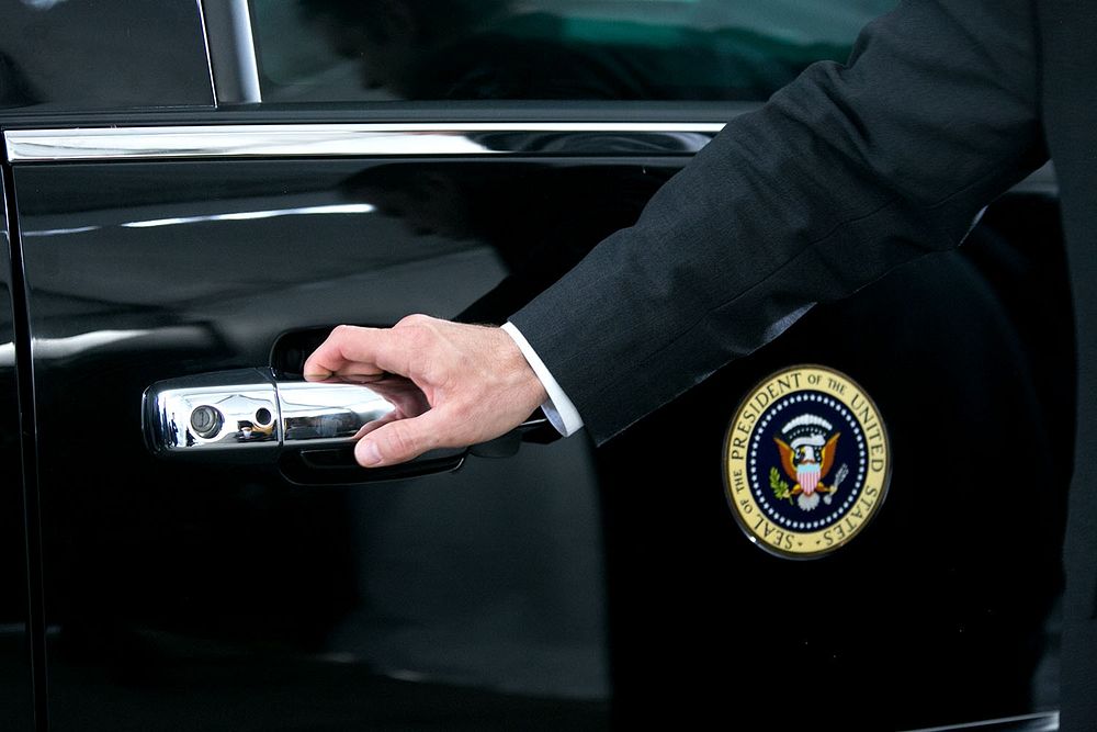 A U.S. Secret Service agent waits to open the motorcade door as President Barack Obama arrives at the Uptown Theater in…