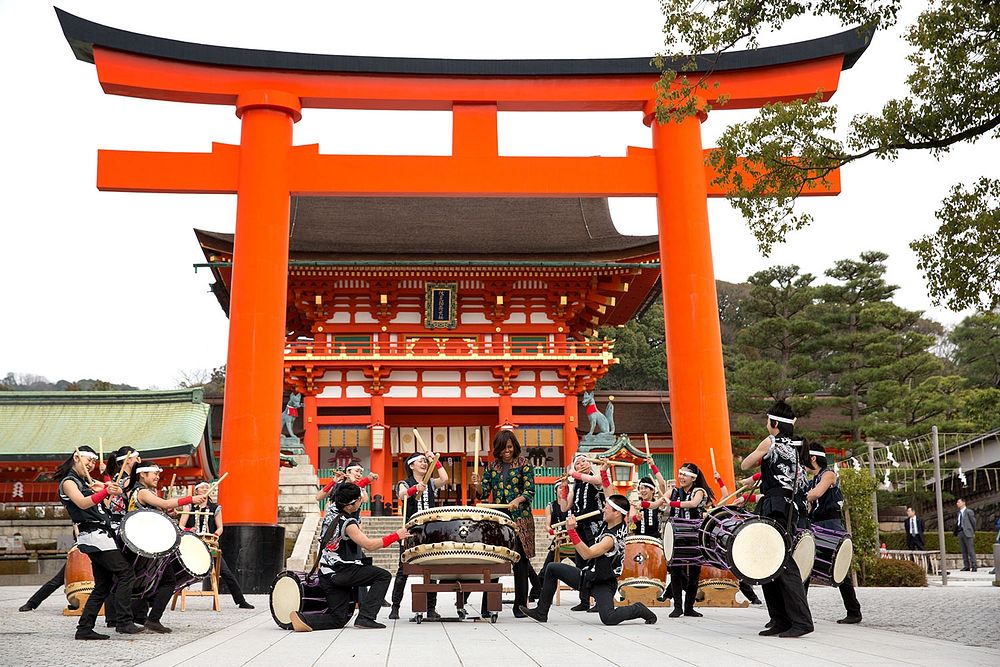 First Lady Michelle Obama joins Taiko drummers at center drum prior to a tour of the Fushimi Inari Shinto Shrine in Kyoto…