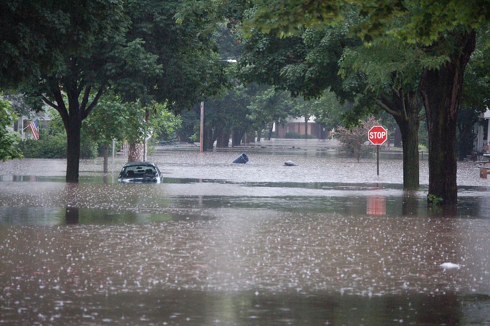 Flooded neighborhood near Wilson Ave. SW and Hamilton Street SW (photography: Don Becker, USGS). Original public domain…