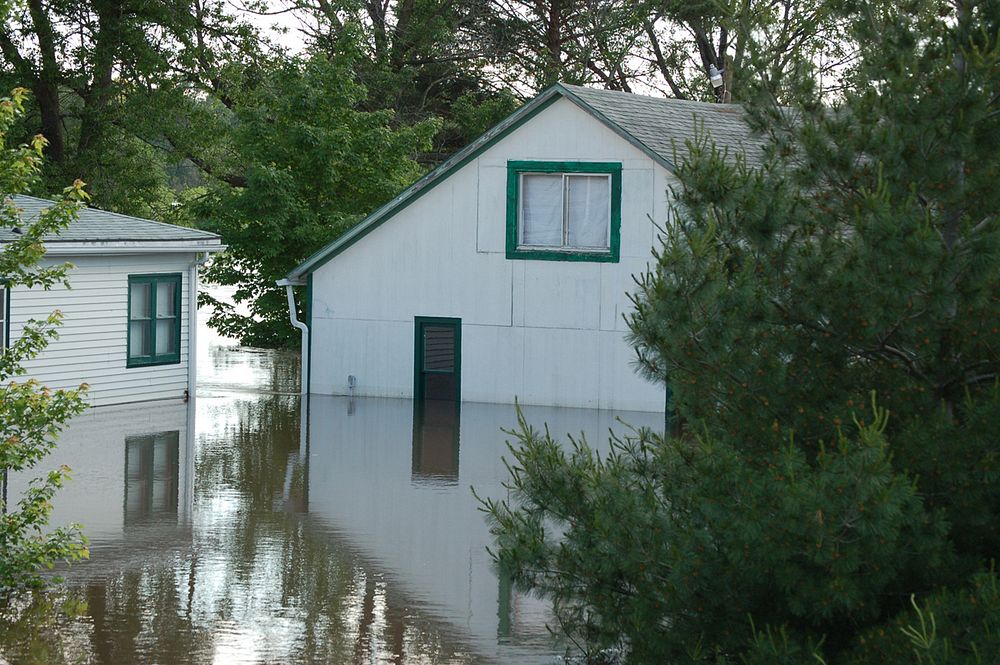 Flooding of a house in Waverly, IA (photography: Don Becker, USGS). Original public domain image from Flickr