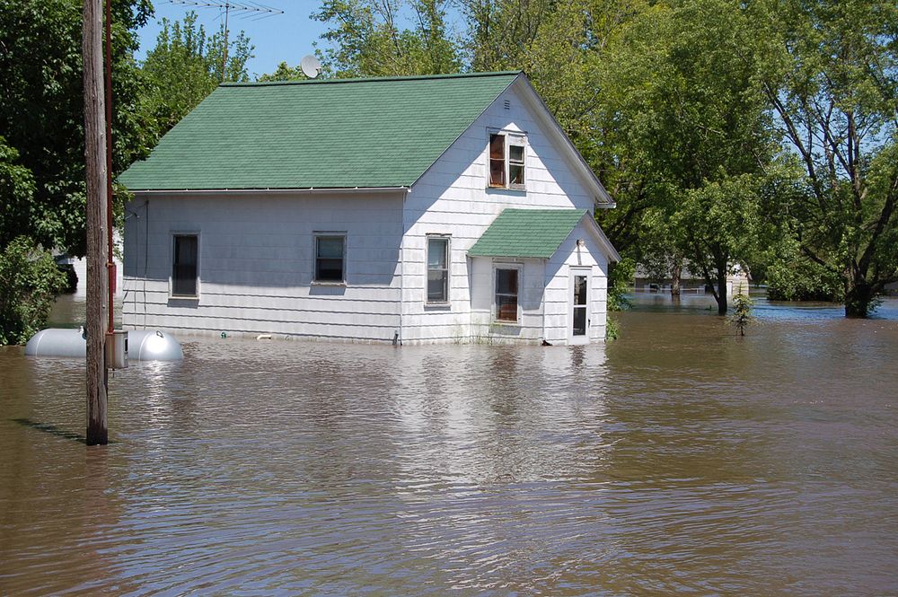 Flooding of a house in Finchfield, IA (photography: Don Becker, USGS). Original public domain image from Flickr