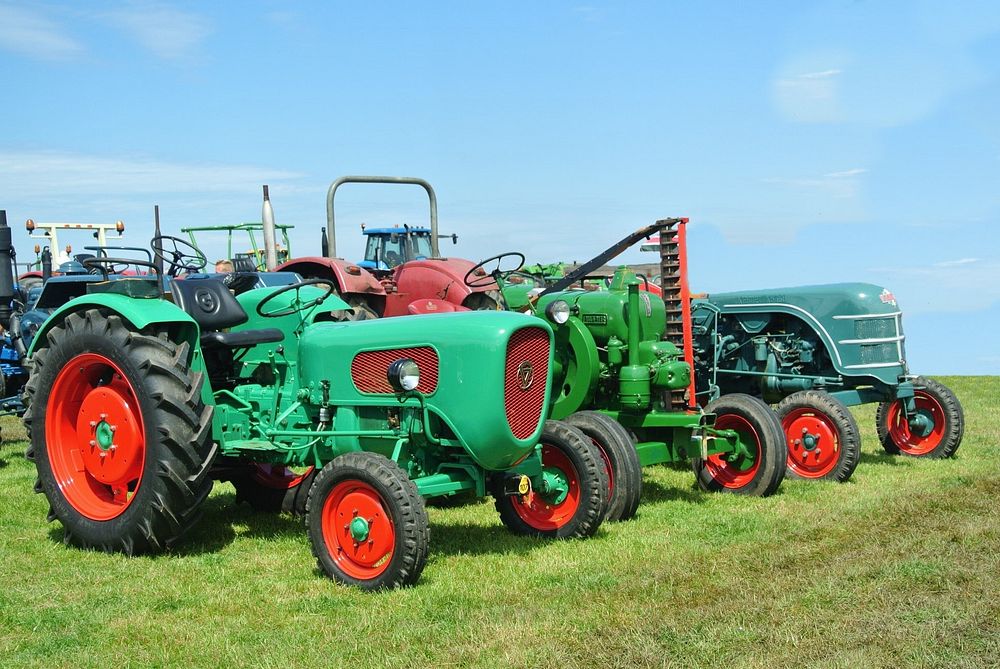 Farm harvesting tractor vehicle. Free public domain CC0 photo.