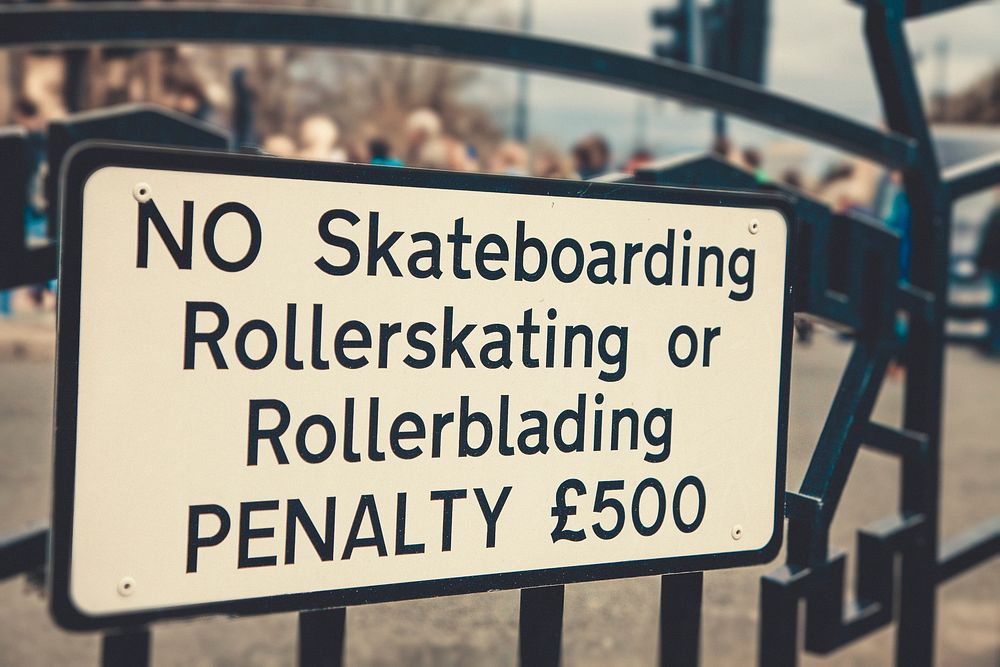 A sign forbidding skateboarding activity