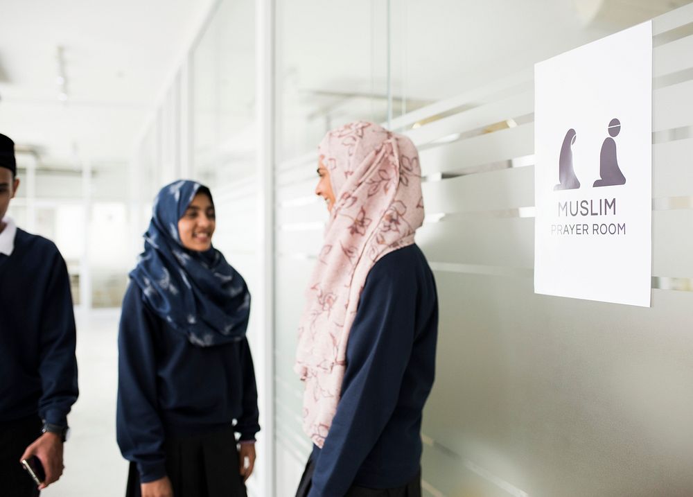 A group of Muslim students and the prayer room sign