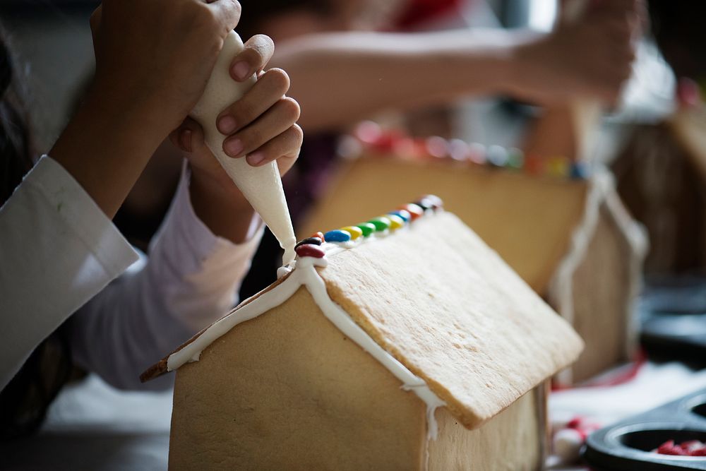 Kids making gingerbread houses