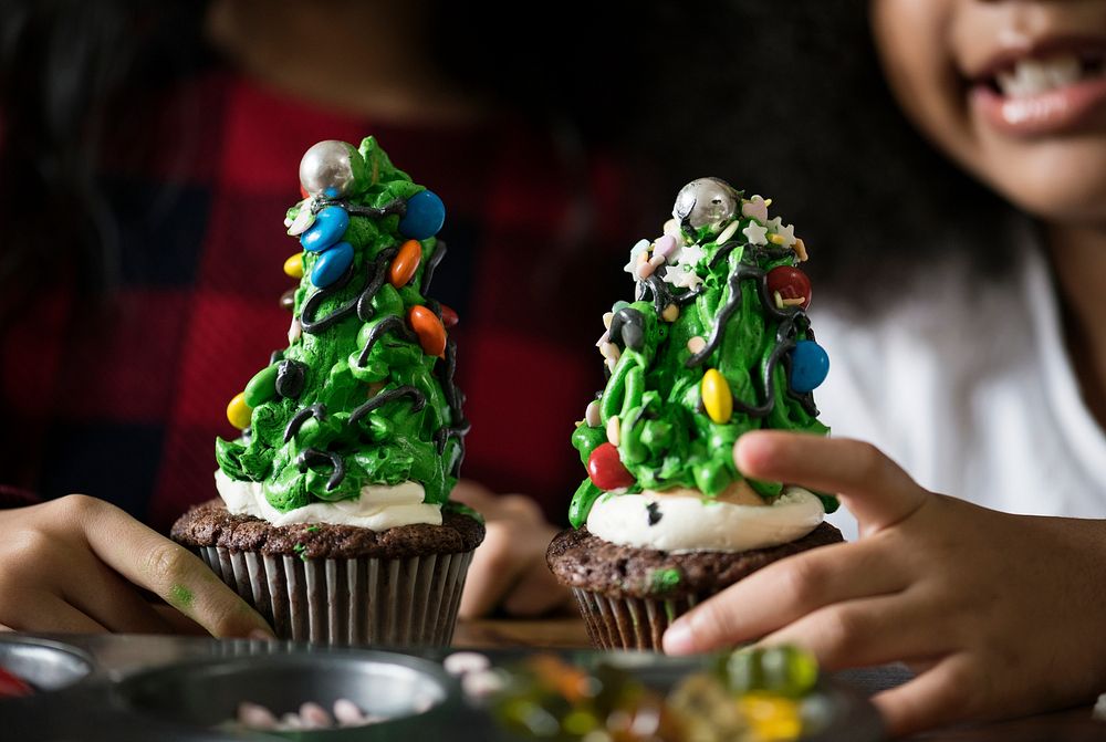 A homemade christmas tree decorated cupcakes