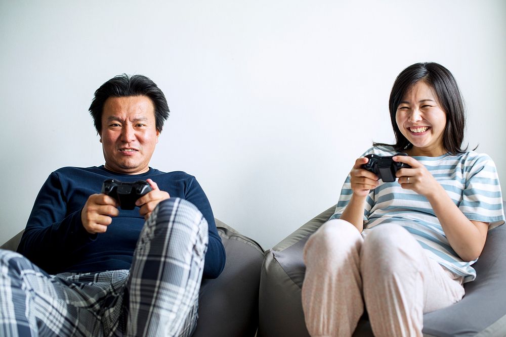 Free: International couple playing a video games Free Photo 
