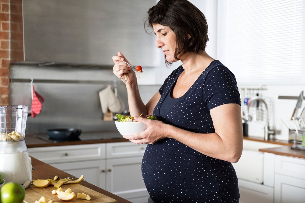 Pregnant woman eat healthy food