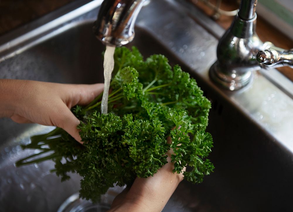 Parsley under the running water food photography recipe idea