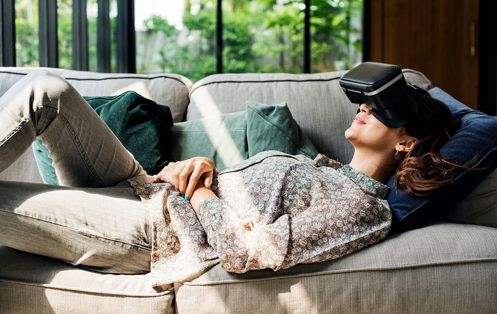 People enjoying virtual reality goggles