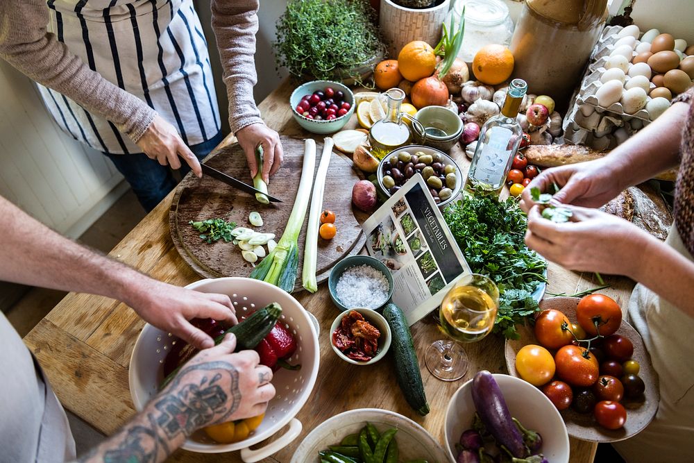 Searching food. Люди готовят здоровую пищу.