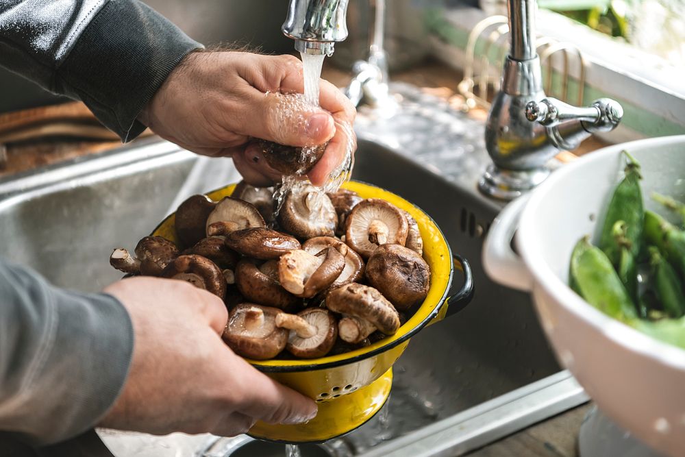 Washing mushrooms in the kitchen sink