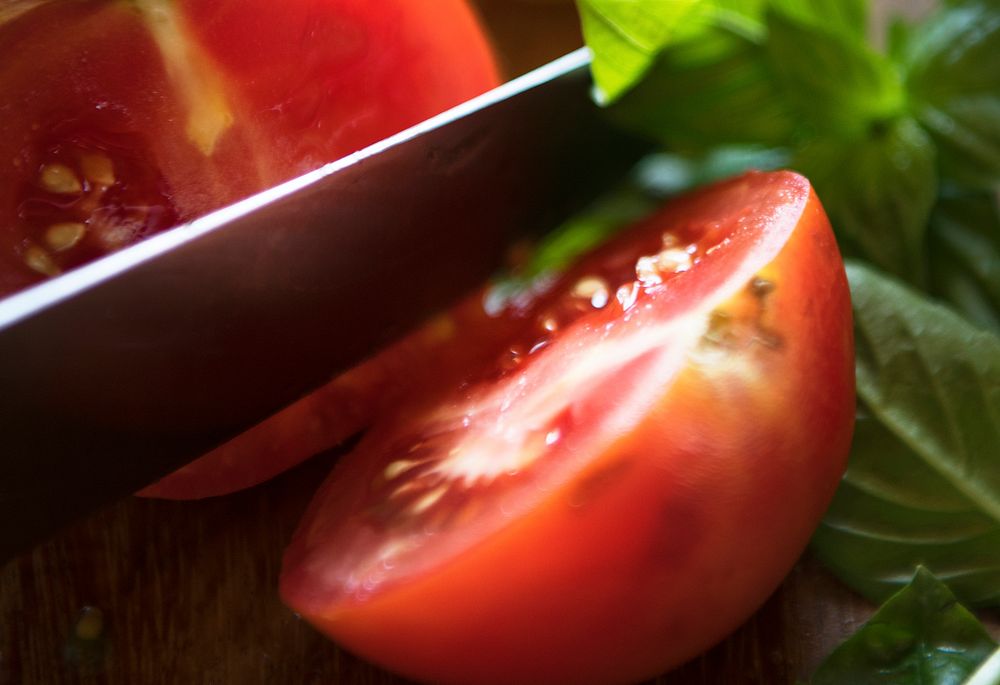Cutting a tomato photography recipe idea
