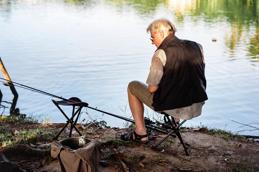 Senior man preparing a fishing rod