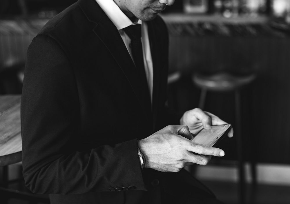 Businessman using a smartphone in a cafe