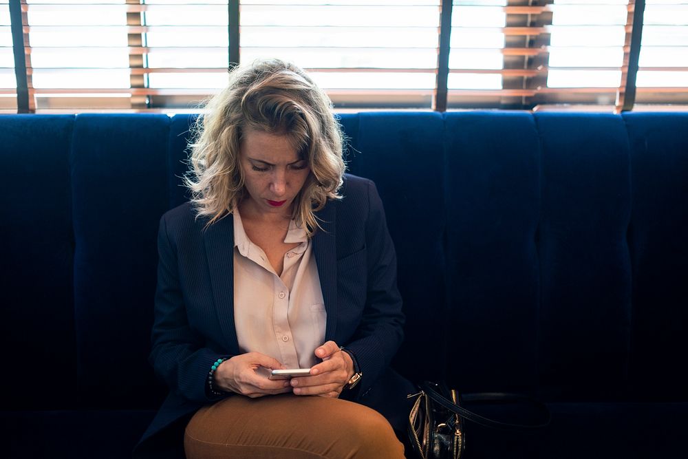 Businesswoman using a smartphone in a cafe