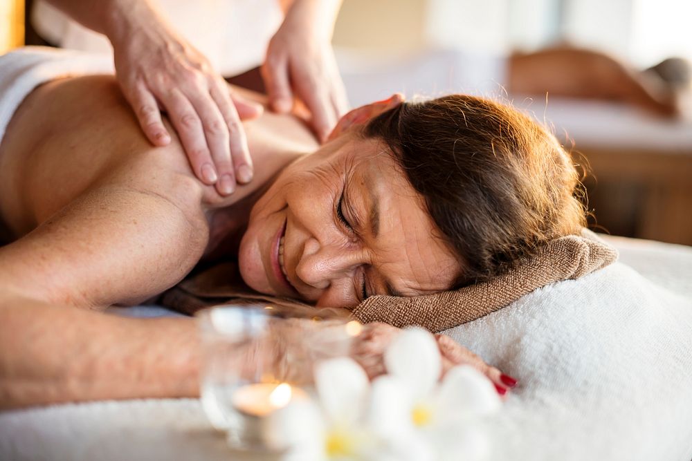 Female Message Therapist Giving A Massage Premium Photo Rawpixel 4597