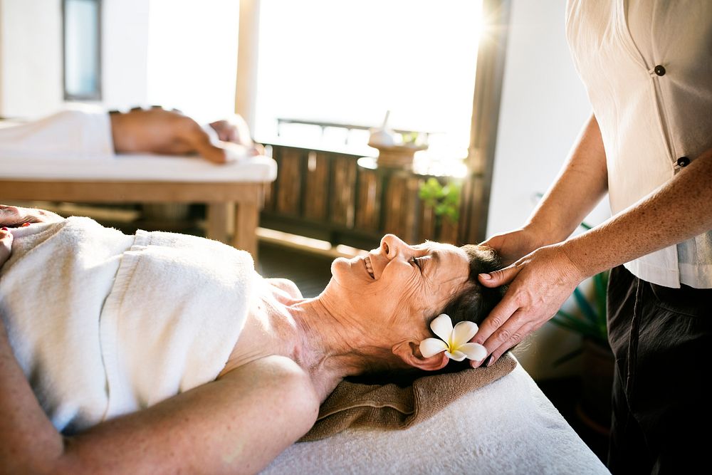 Female Message Therapist Giving Massage Premium Photo Rawpixel