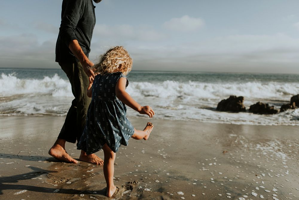 Dad sea. Папа гуляет с дочкой. Папа с 9 летней дочкой на море фото.