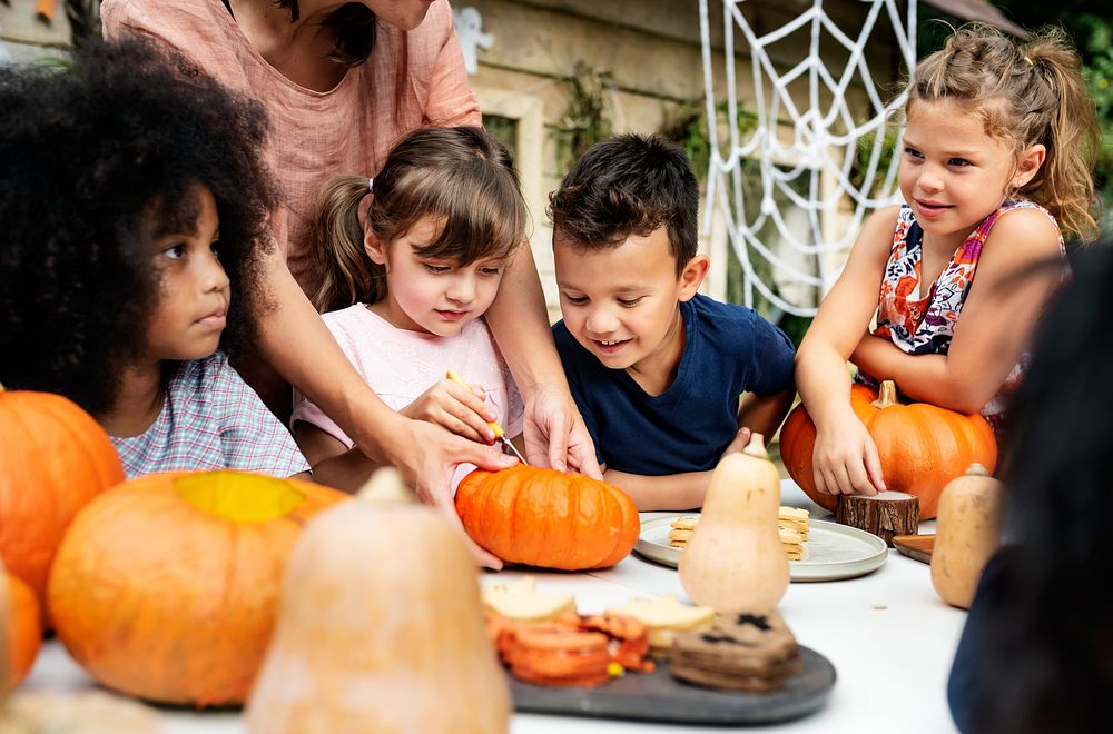 Young kids carving Halloween jack-o'-lanterns | Premium Photo - rawpixel