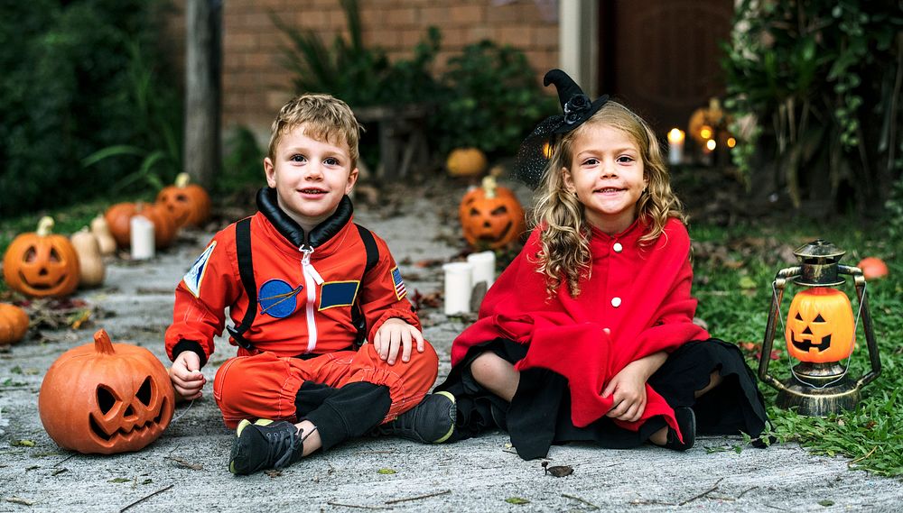 Little kids at Halloween party | Free Photo - rawpixel