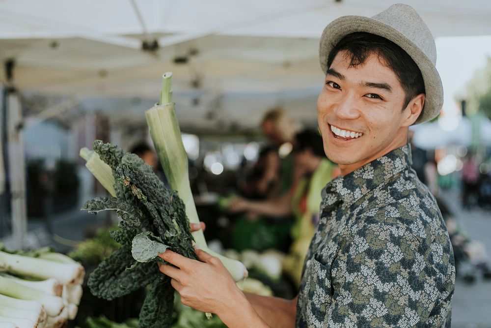 Man buying kale at a farmers market