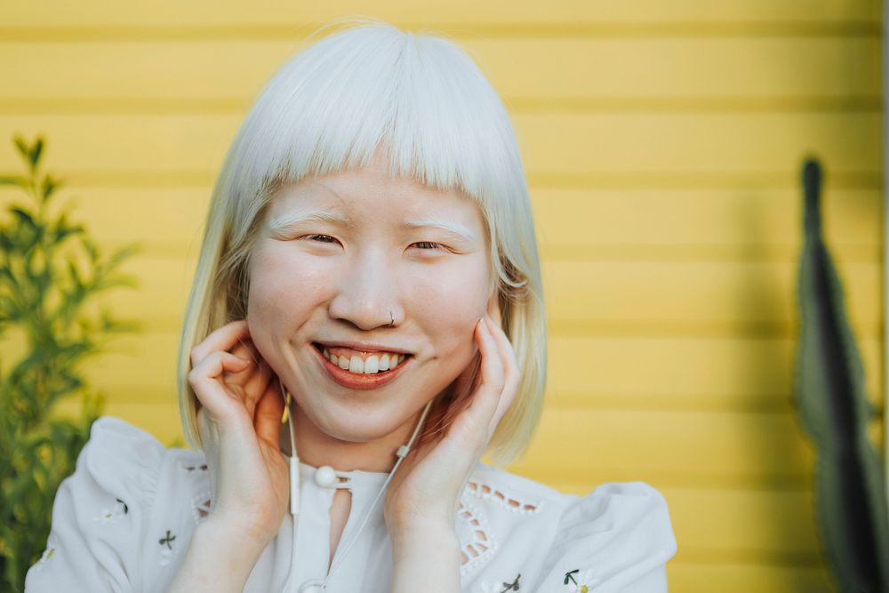 Cute albino girl listening to her | Photo - rawpixel