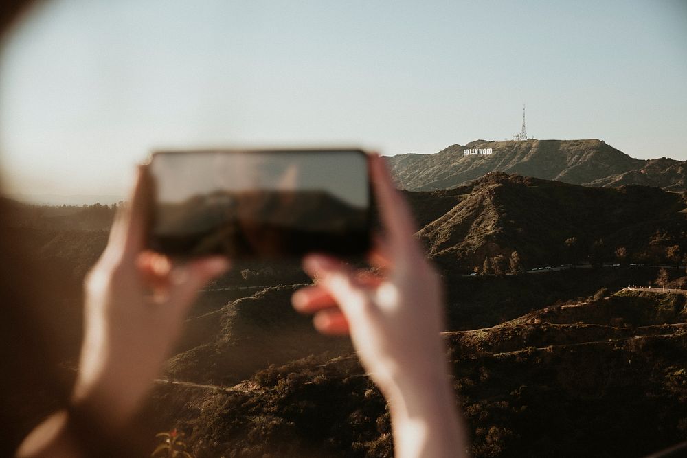 Tourist capturing Hollywood Hills views on her phone camera. FEBRUARY 8, 2019 - LOS ANGELES, USA