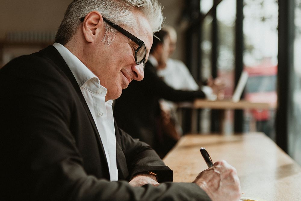 Entrepreneur writing a business idea in a cafe