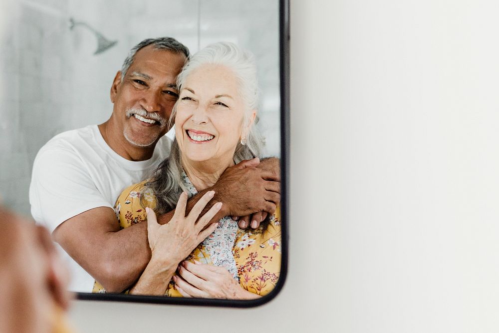 Elderly couple in front of a mirror