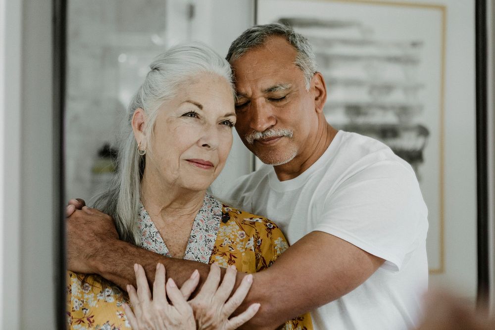 Elderly couple in front of a mirror