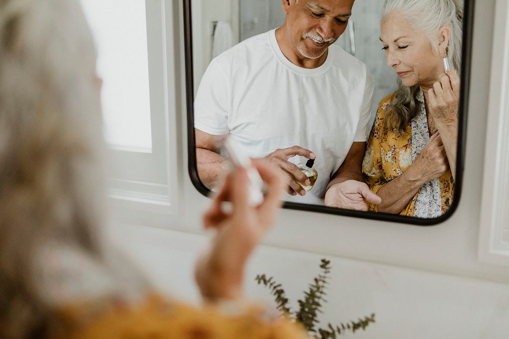 Elderly couple in front of a mirror