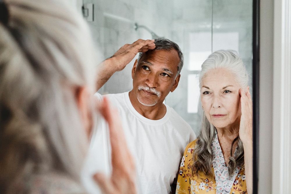 Elderly couple in front of a mirror